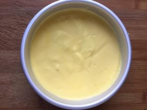 倒入6寸模具中，轻震两下震出气泡