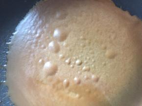 小火煎至饼皮冒泡就熟了