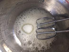 蛋白加入柠檬汁，低速打发至粗泡状态，加入三分之一白砂糖