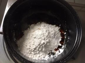 小火熬至沸腾，倒入木薯淀粉，关火，趁热搅拌