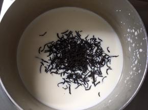 纯牛奶加入红茶煮几分钟，过筛滤掉红茶，温热后倒入杯中即可（冷的奶茶也很好喝）