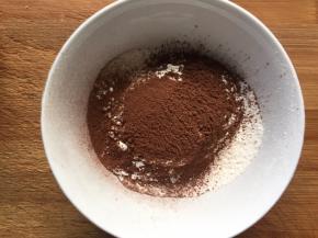 低筋面粉和可可粉过筛，倒入摇摇杯