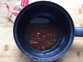 先做珍珠，红糖切碎和水混合，