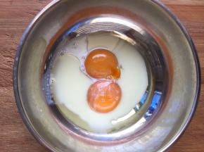 蛋黄中加入纯牛奶和玉米油