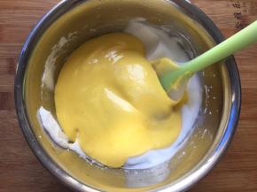 再倒回蛋白盆中继续翻拌均匀