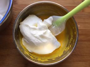 分三分之一蛋白到蛋黄糊中翻拌均匀