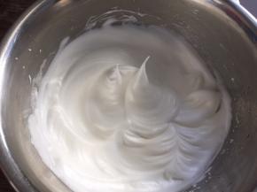 继续高速打发至拉起打蛋头，有直立的小勾状态