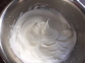 继续高速打发至拉起打蛋头，有直立的小勾状态