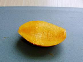 芒果洗干净从中间切开，去核，我用的芒果有点大，所以用了半个。