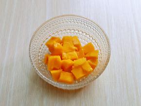 将芒果肉切下来，放入碗中。