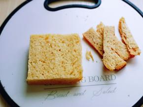 将吐司四边切掉。(我的吐司片自己做的全麦吐司，买来的也可以，没有要求哈)