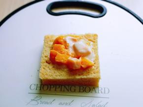 取一片吐司，盛两勺芒果酸奶。