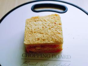 再叠加上一片吐司。