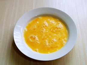 鸡蛋磕入深盘中，用筷子打散。