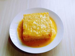 再把夹好芒果酸奶的吐司放入盘中，均匀裹上蛋液。