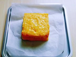 放入垫有油纸的烤盘中。