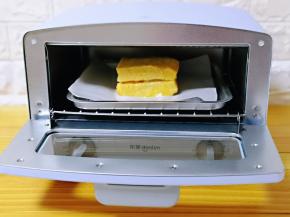 将烤盘入小烤箱。