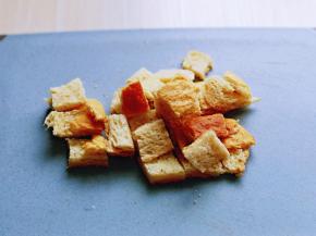 将吐司边角切丁。