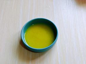 黄油隔水融化，或者微波炉叮30秒。