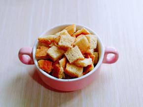 切好的吐司丁放入耐高温的器具中。