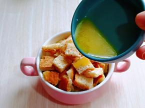 融化的黄油均匀撒在吐司丁上。