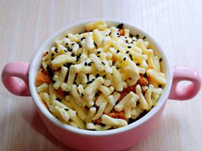 最后撒上黑芝麻。