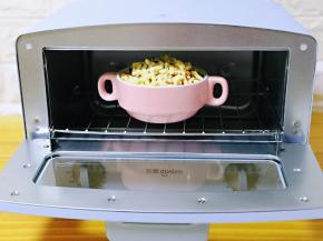 将烤碗放入小烤箱。