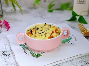 戴上隔热手套取出烤碗。