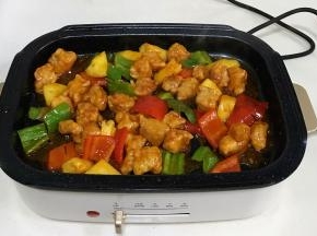 小火翻炒至产生小泡之后倒入炸好的里脊肉，大火迅速翻炒至均匀沾上酱汁即可出锅。