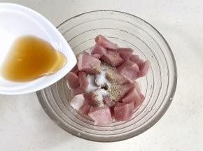 里脊肉冲洗干净，用刀切成约2~3厘米的块状，加入盐、胡椒粉和料酒拌匀腌制15分钟。