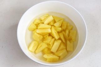 往清水中加入1~2克盐，把切好的菠萝块浸泡20分钟。