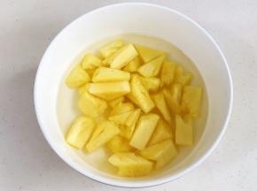往清水中加入1~2克盐，把切好的菠萝块浸泡20分钟。