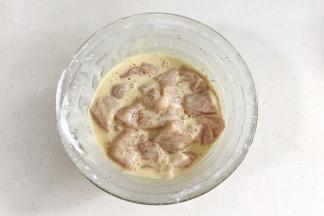 往腌制好的里脊肉加入1个鸡蛋，加60克的红薯淀粉，用筷子搅拌，使肉块完全粘上糊，没有多余的蛋液。