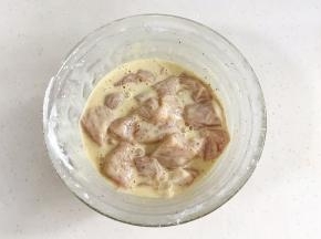 往腌制好的里脊肉加入1个鸡蛋，加60克的红薯淀粉，用筷子搅拌，使肉块完全粘上糊，没有多余的蛋液。