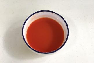 取一个碗，把番茄酱、细砂糖、白醋、清水和淀粉一起加入，用筷子搅拌均匀备用。