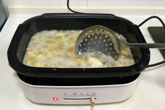 锅中倒入适量的食用油，油温约6成热，依次把肉块入锅中炸制。