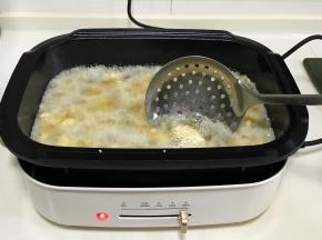 锅中倒入适量的食用油，油温约6成热，依次把肉块入锅中炸制。