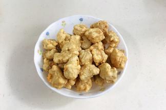 炸至金黄，捞出控油。