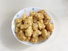 炸至金黄，捞出控油。