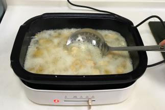 待油温升高之后，继续入锅中复炸一次，捞出备用。