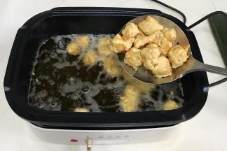 往锅中倒入食用油，倒入彩椒、菠萝翻炒一小会，加入调味汁，小火翻炒至产生小泡之后倒入炸好的里脊肉，大火迅速翻炒至均匀沾上酱汁即可出锅。