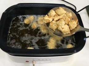 往锅中倒入食用油，倒入彩椒、菠萝翻炒一小会，加入调味汁，小火翻炒至产生小泡之后倒入炸好的里脊肉，大火迅速翻炒至均匀沾上酱汁即可出锅。