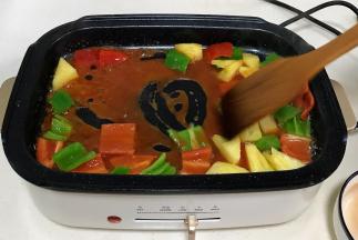 往锅中倒入食用油，倒入彩椒、菠萝翻炒一小会，加入调味汁。