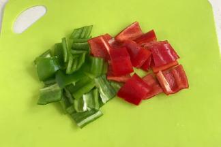 青红椒冲洗干净切块。