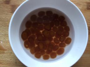 捞出放冷水中，这样珍珠才不会粘黏