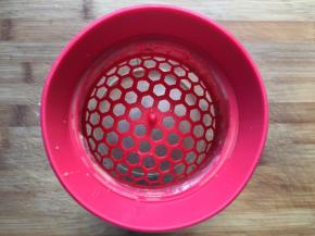 再倒回摇摇杯，取掉上面小盖子