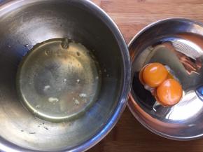 蛋白和蛋黄分离，蛋白盆中应无油无水无蛋黄