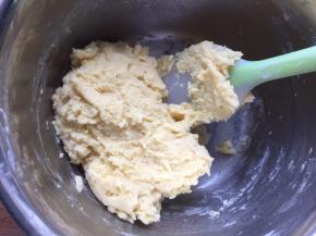 用刮刀搅拌成团即可