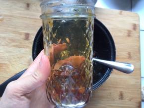 将黑糖珍珠顺着杯壁往里放，让杯子四周都挂满糖浆