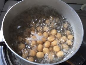 锅中加清水煮至沸腾，倒入珍珠，刚倒进去要不停的搅拌，避免珍珠粘住锅底，珍珠煮浮起来后煮10到15分钟左右，时间主要看珍珠大小和多少